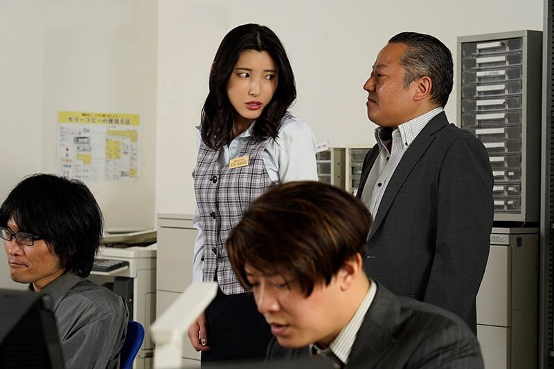 Cô vợ trẻ được chồng xin việc bị sếp gạ địt trong ngày đầu đi làm